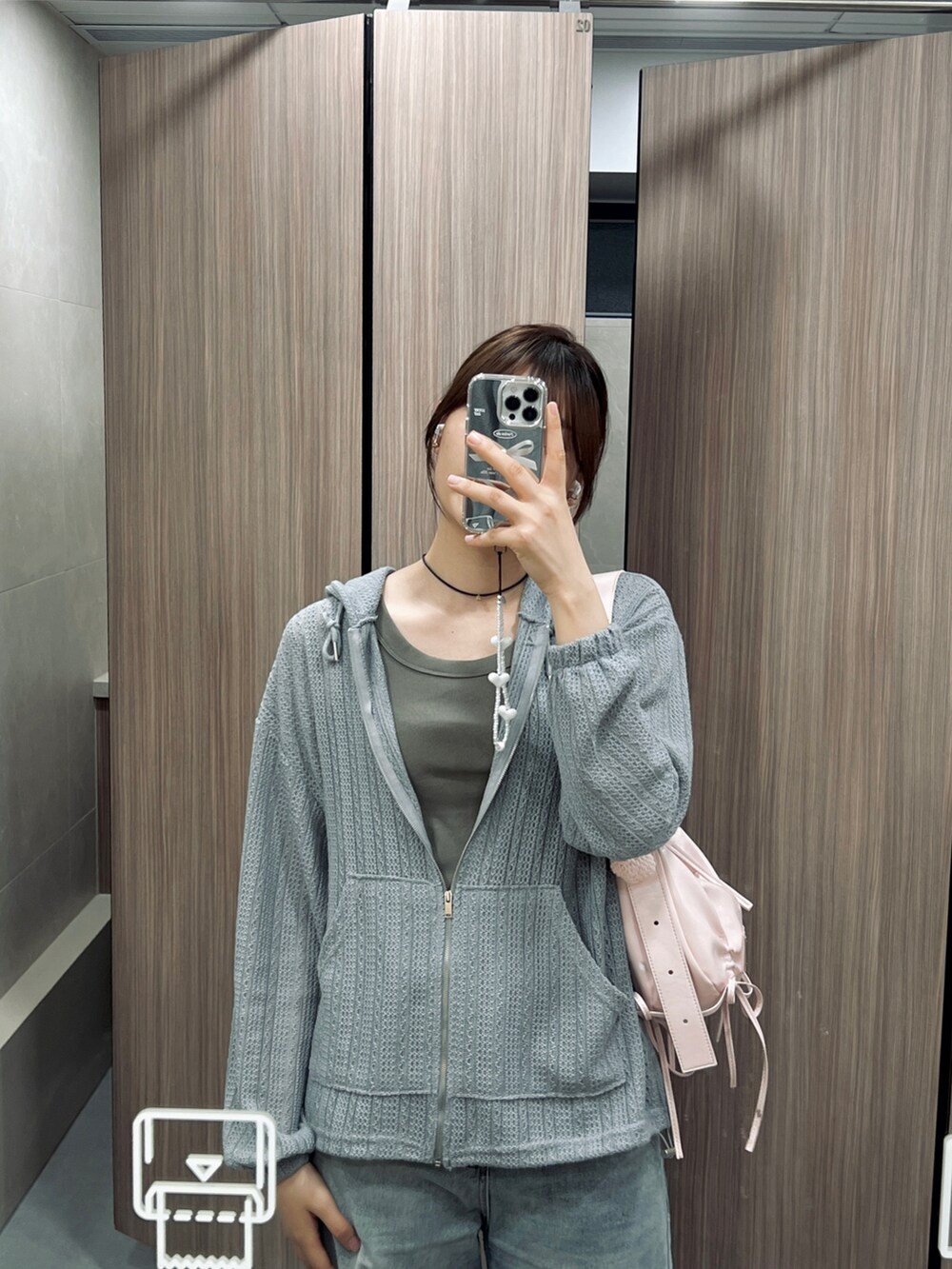 ベージュ系のスニーカーを着用したレディースの春コーディネートの2枚目の写真