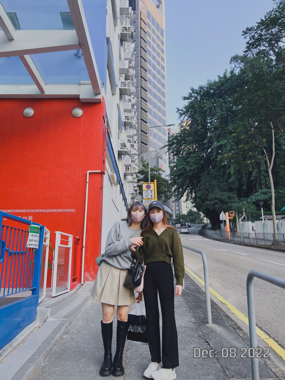 グリーン系のショルダーバッグを着用したレディースの冬コーディネートの2枚目の写真