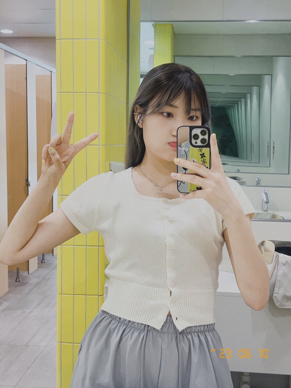 ベージュ系のニット/セーター、ホワイト系のスニーカーを着用したレディースの夏コーディネートの3枚目の写真