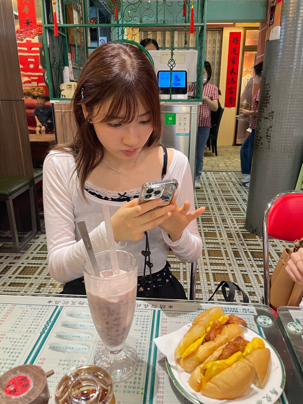 ベージュ系のワンピースを着用したレディースの夏コーディネートの3枚目の写真