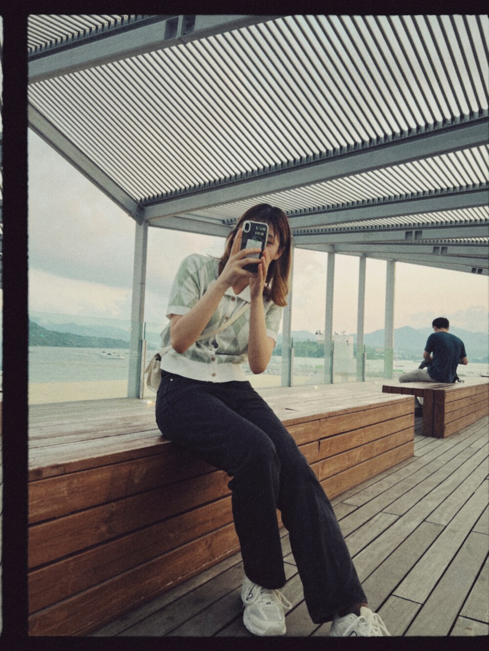 ベージュ系のスニーカーを着用したレディースの夏コーディネートの2枚目の写真