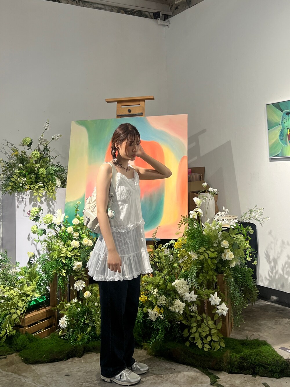 シルバー系のスニーカーを着用したレディースの夏コーディネートの2枚目の写真