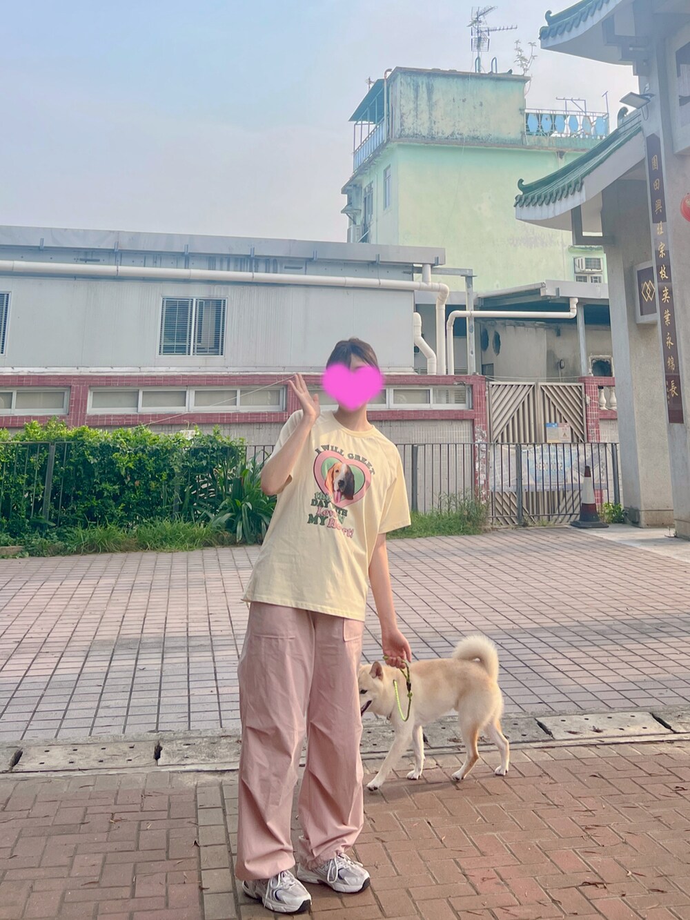 ホワイト系のスニーカーを着用したレディースの夏コーディネートの3枚目の写真