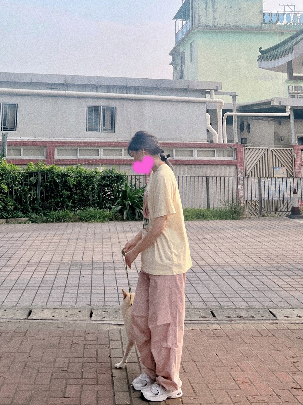 ホワイト系のスニーカーを着用したレディースの夏コーディネートの2枚目の写真