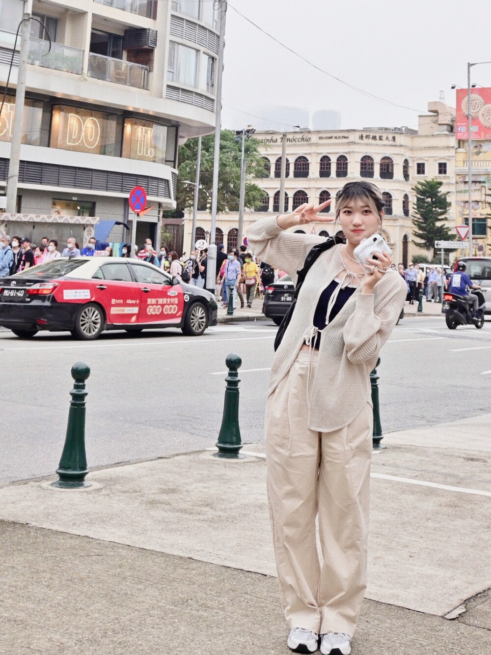 ホワイト系のスニーカーを着用したレディースの春コーディネートの3枚目の写真