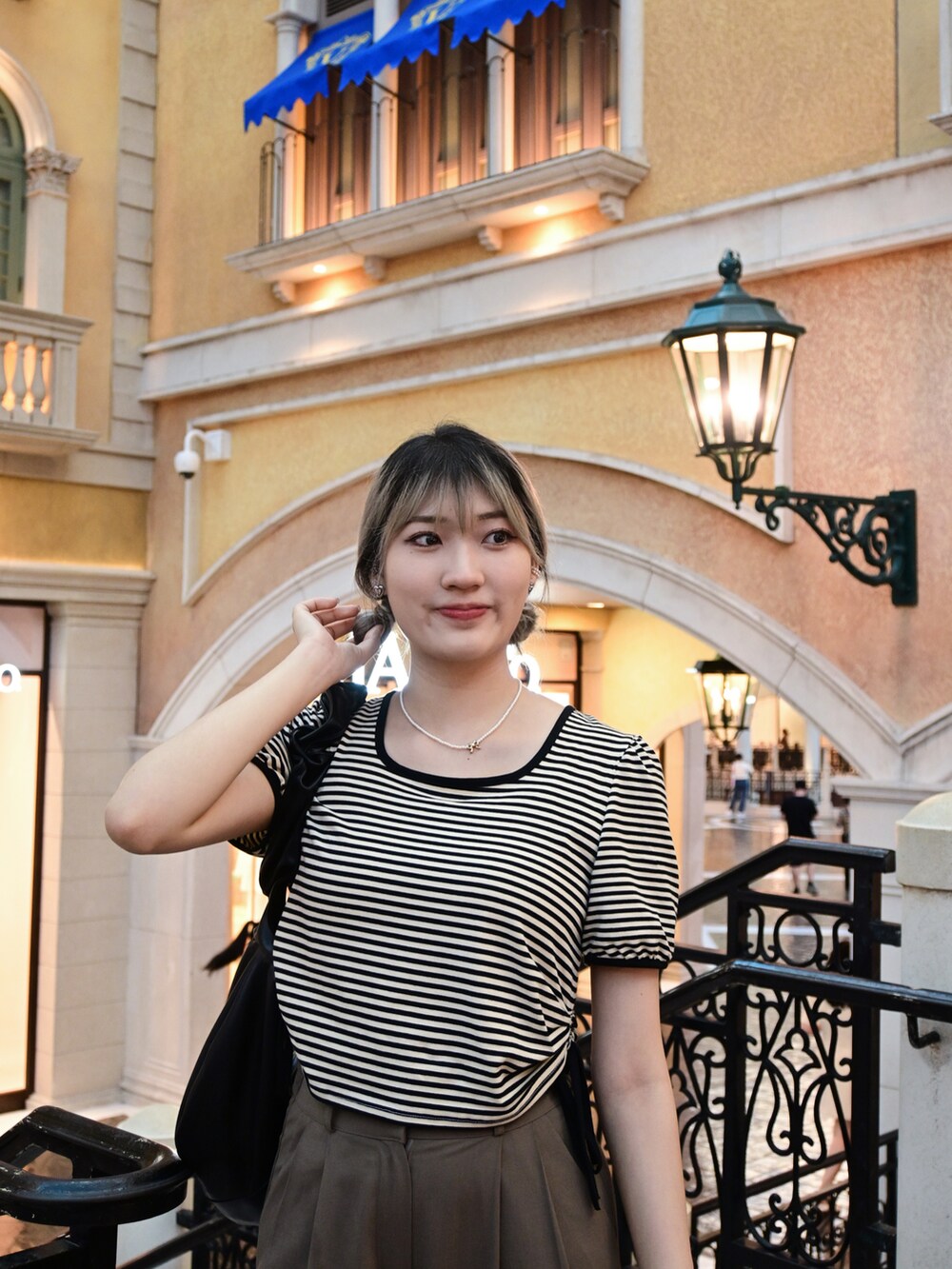 ホワイト系のスニーカーを着用したレディースの春コーディネートの3枚目の写真