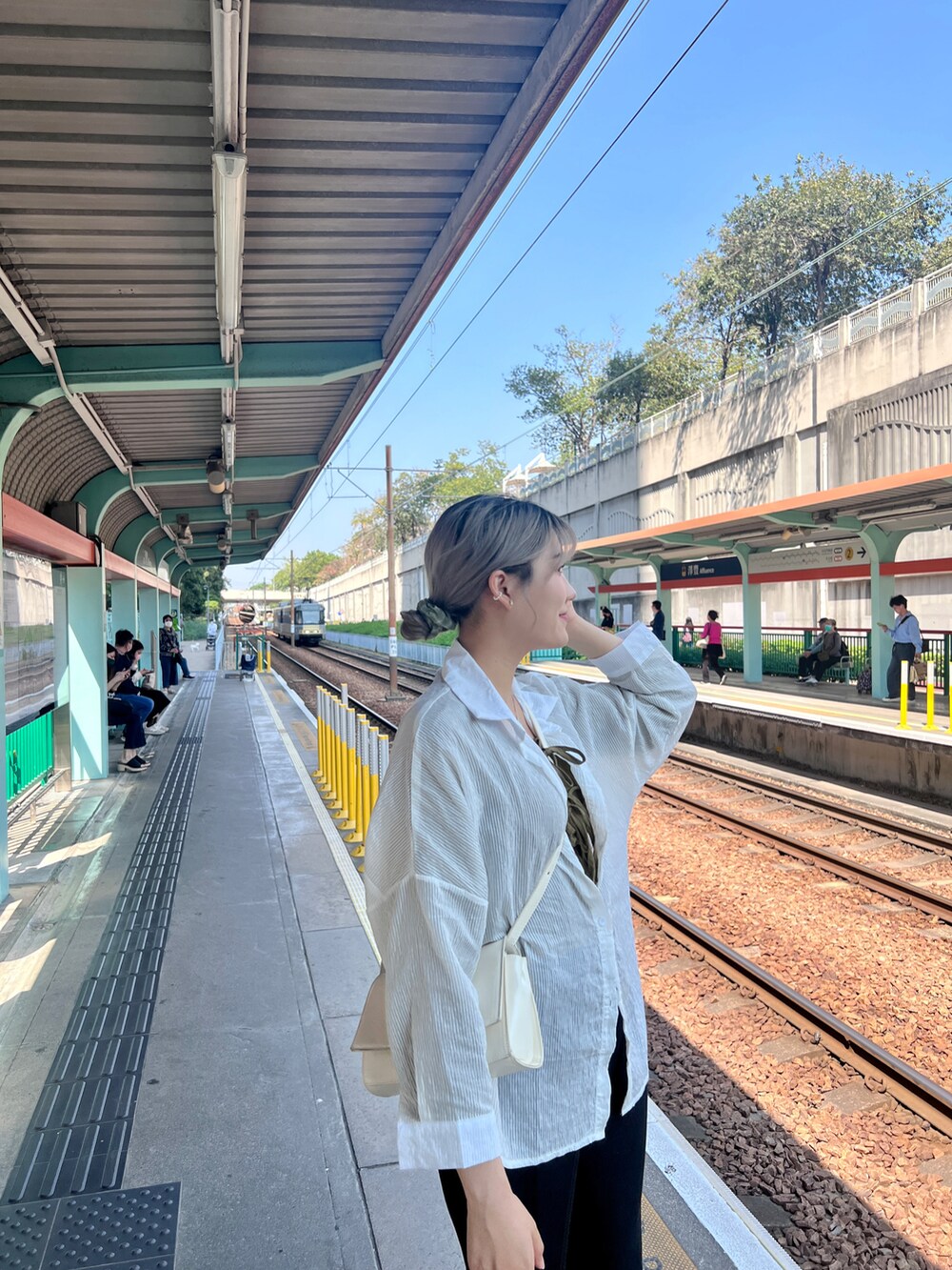 グレー系のスニーカー、ホワイト系のシャツ/ブラウスを着用したレディースの春コーディネートの2枚目の写真