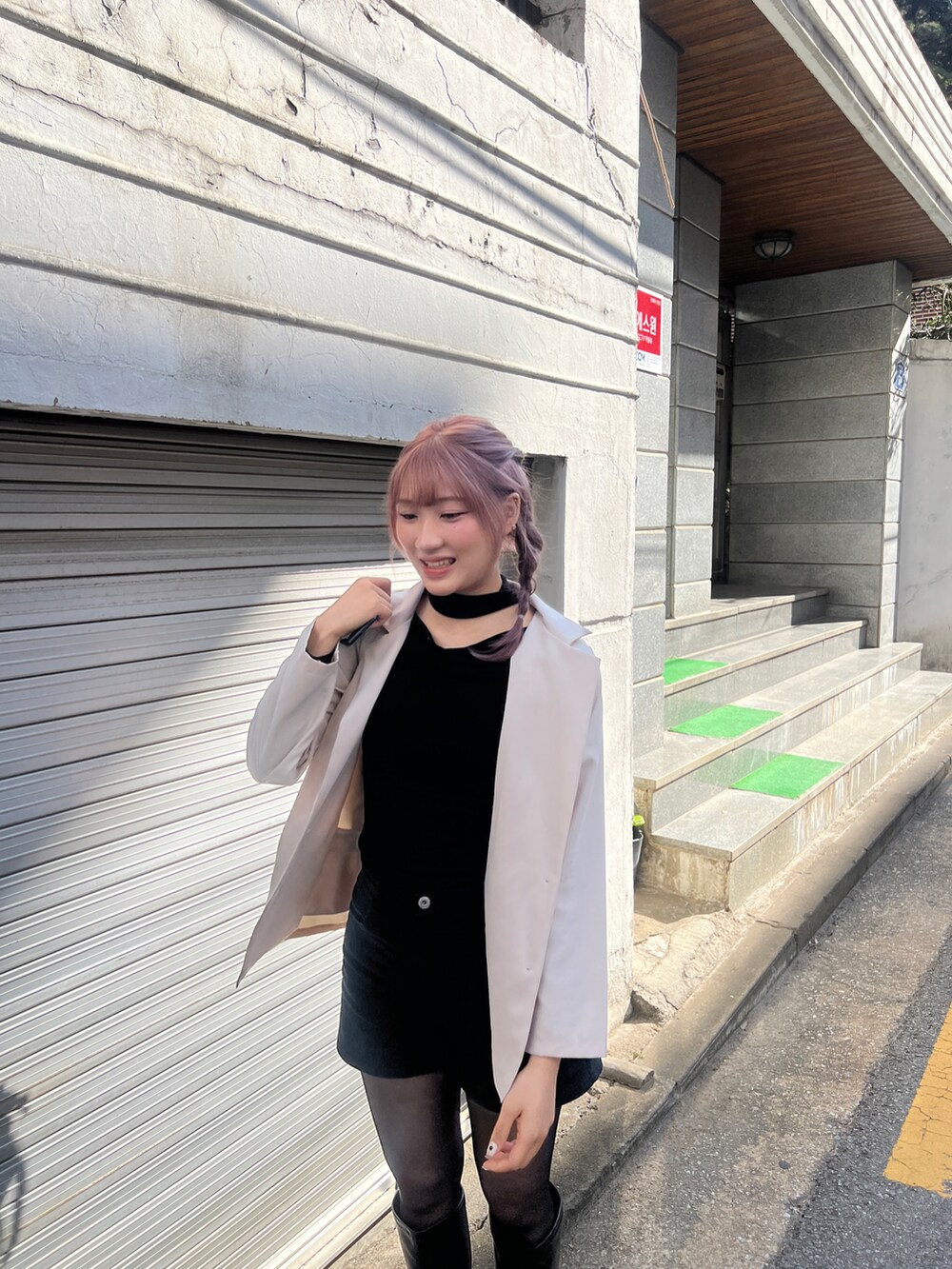 ブラック系のスラックスを着用したレディースの秋コーディネートの3枚目の写真