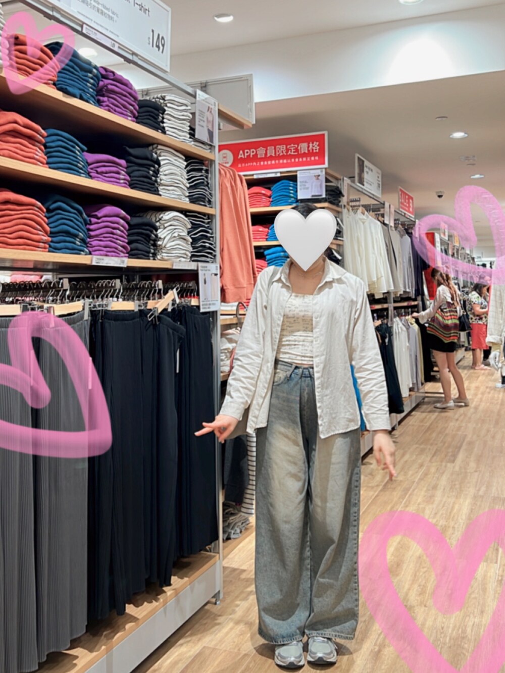 ブルー系のデニムパンツ、シルバー系のスニーカーを着用したレディースの秋コーディネートの2枚目の写真