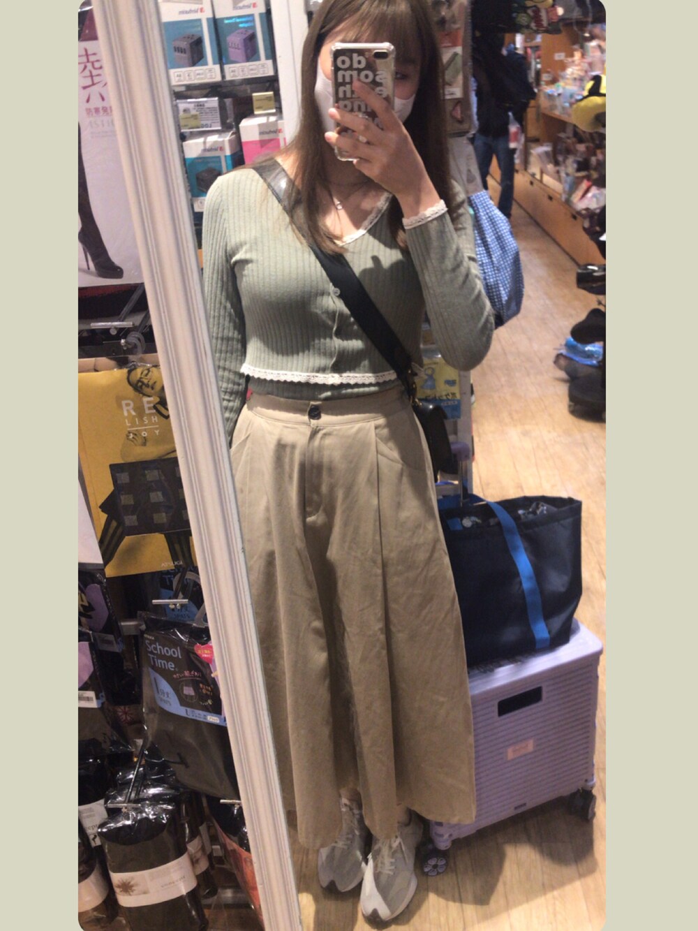 「ootd、Hong Kong、休閒、hkgirl、winter、autumn、dress、New Balance、NEWBALANCE」｜「NEW BALANCEの＜NEW BALANCE＞●WS327 スニーカー（スニーカー、ブラック系）」を使った、…_さん（レディース・167cm）の秋コーディネートの5枚目の写真