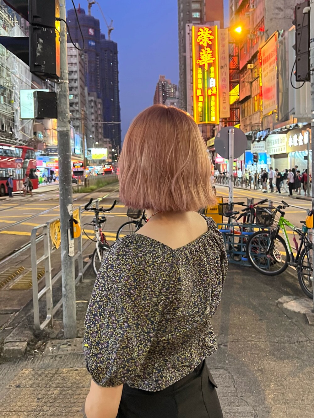 ブラック系のトップスを着用したレディースの秋コーディネートの2枚目の写真