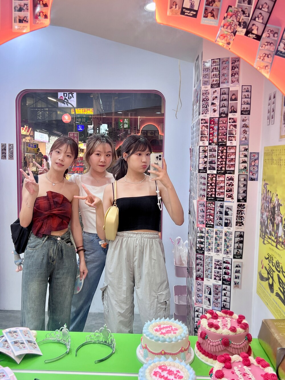 ベージュ系のニット/セーターを着用したレディースの夏コーディネートの2枚目の写真