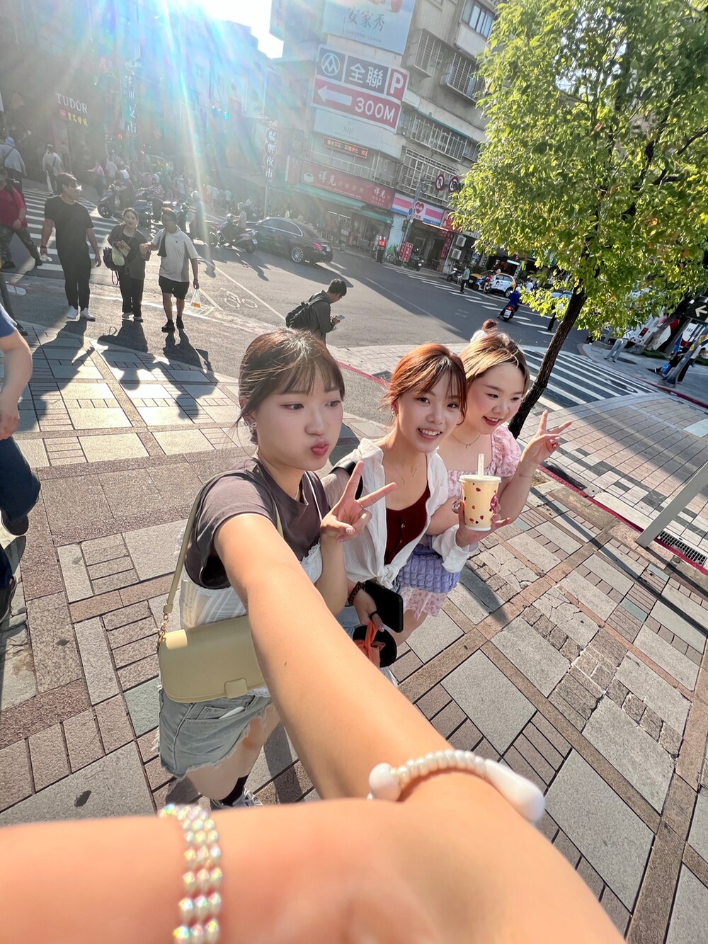 ベージュ系のスカートを着用したレディースの夏コーディネートの2枚目の写真