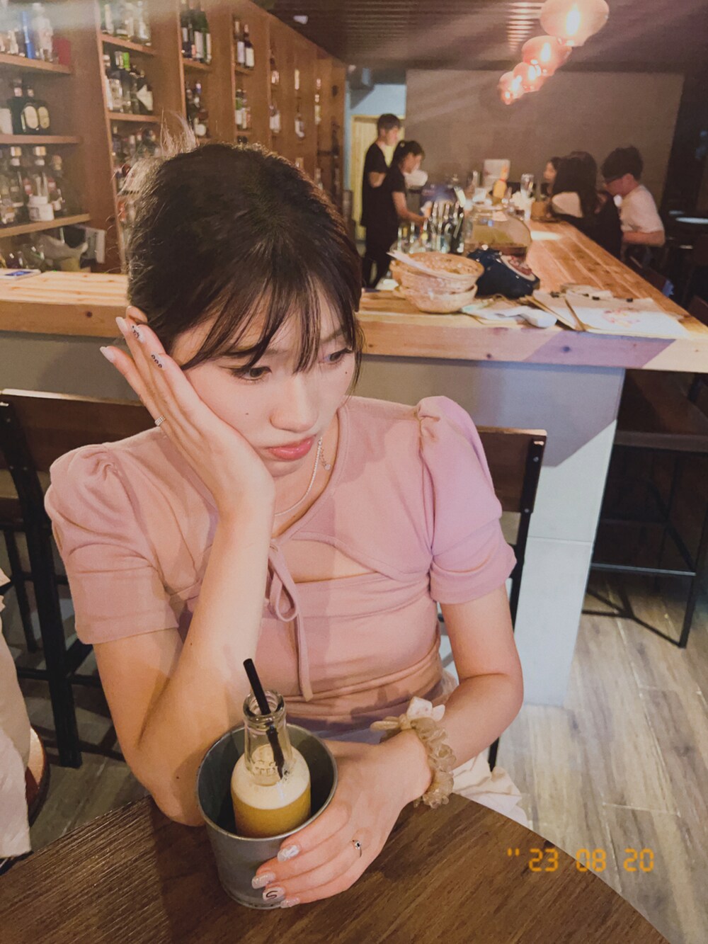 ピンク系のトップス、ベージュ系のスカートを着用したレディースの夏コーディネートの3枚目の写真