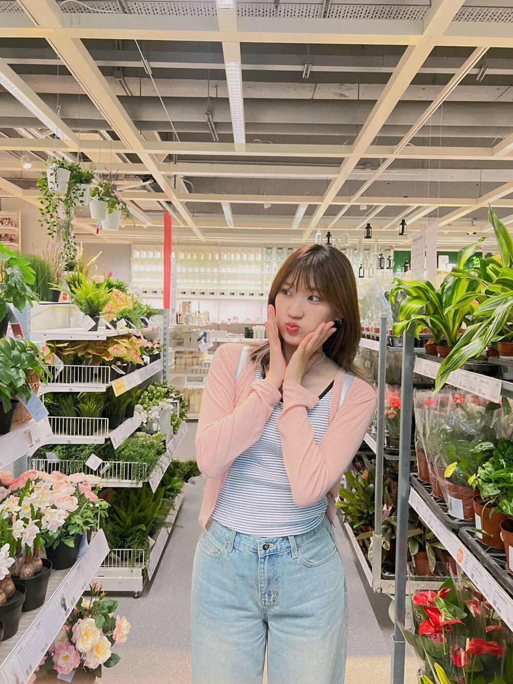 シルバー系のスニーカー、シルバー系のバックパック/リュックを着用したレディースの夏コーディネートの4枚目の写真