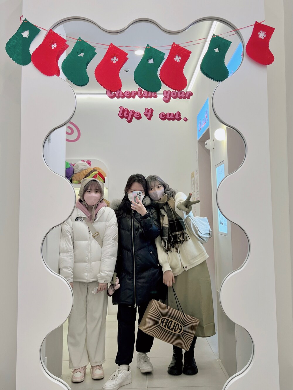 ホワイト系のショルダーバッグを着用したレディースの冬コーディネートの3枚目の写真