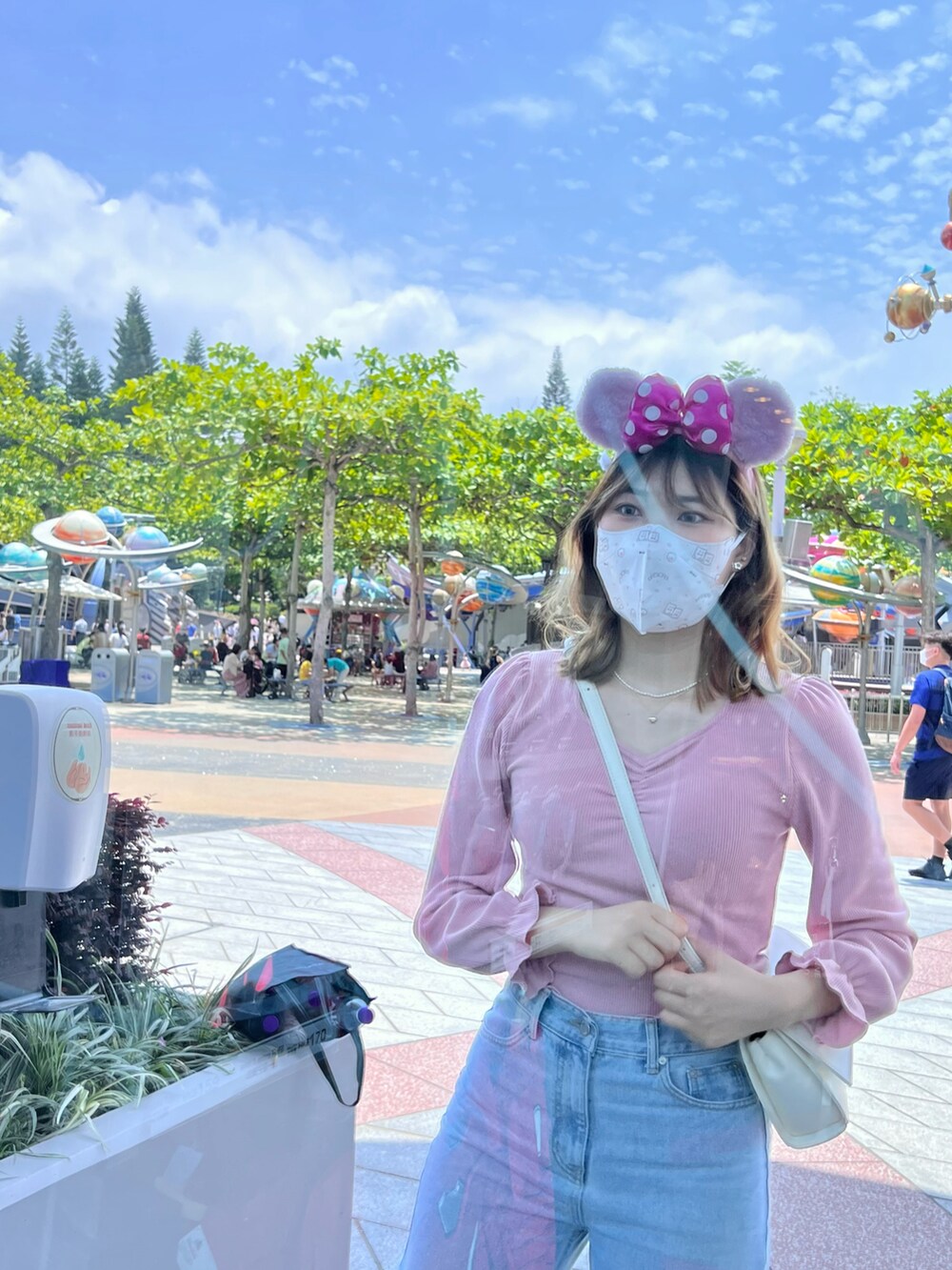 ブルー系のデニムパンツ、ベージュ系のスニーカーを着用したレディースの夏コーディネートの3枚目の写真