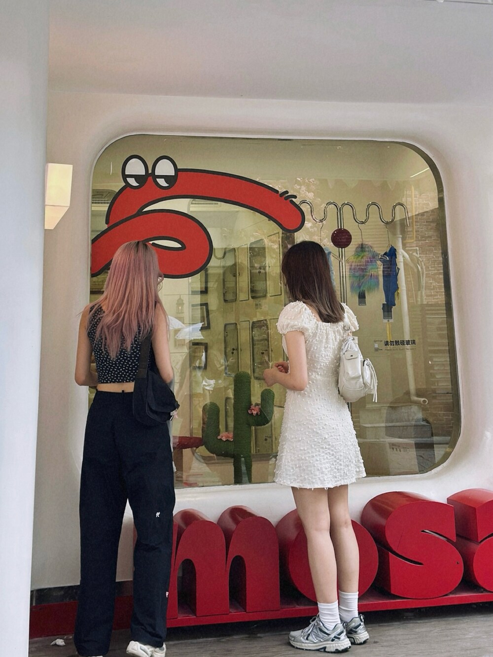 ベージュ系のワンピース、シルバー系のスニーカーを着用したレディースの夏コーディネートの3枚目の写真