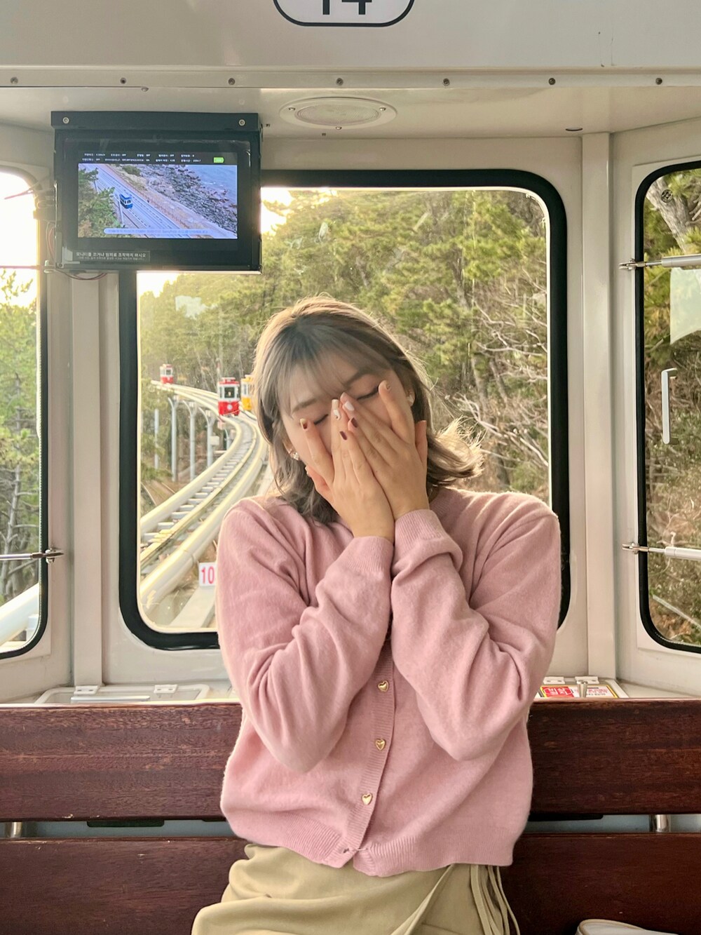 ホワイト系のショルダーバッグを着用したレディースの冬コーディネートの4枚目の写真