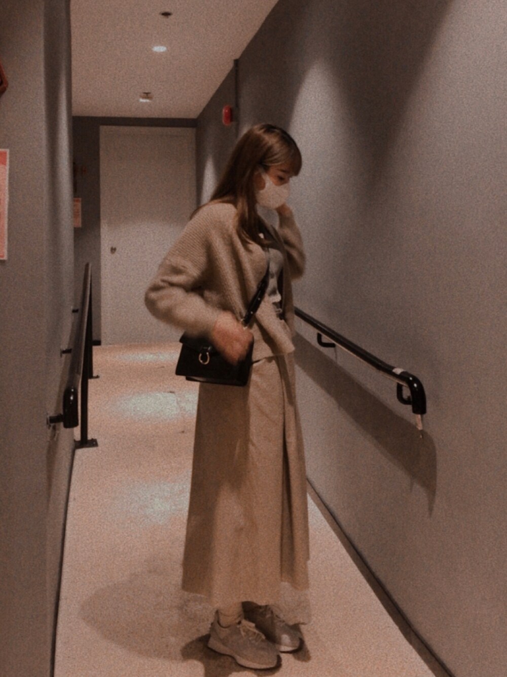 「ootd、Hong Kong、休閒、hkgirl、winter、autumn、dress、New Balance、NEWBALANCE」｜「NEW BALANCEの＜NEW BALANCE＞●WS327 スニーカー（スニーカー、ブラック系）」を使った、…_さん（レディース・167cm）の秋コーディネートの4枚目の写真