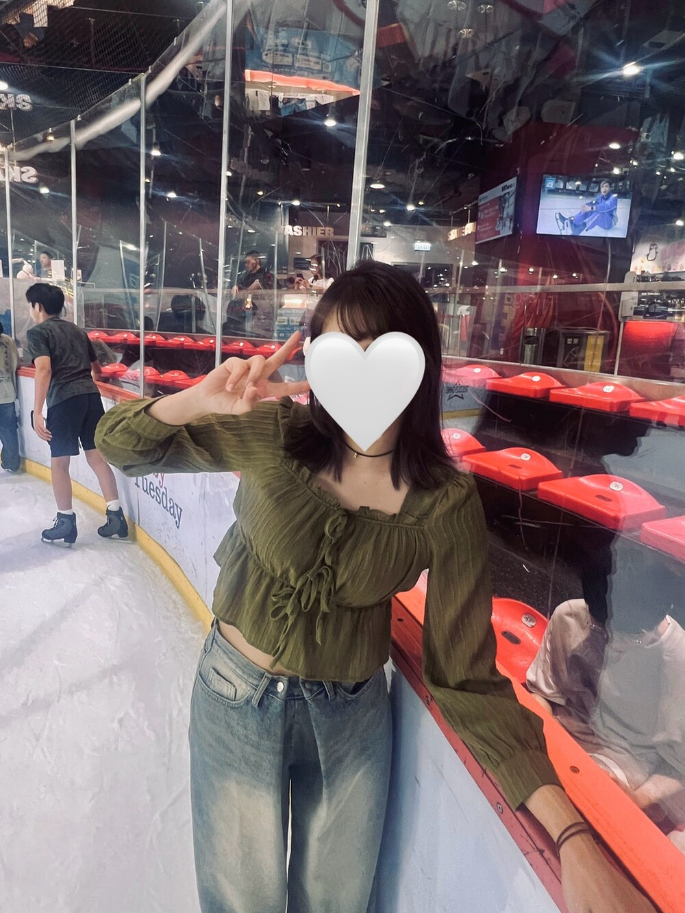 シルバー系のスニーカー、ブルー系のデニムパンツ、ピンク系のTシャツ/カットソーを着用したレディースの春コーディネートの2枚目の写真