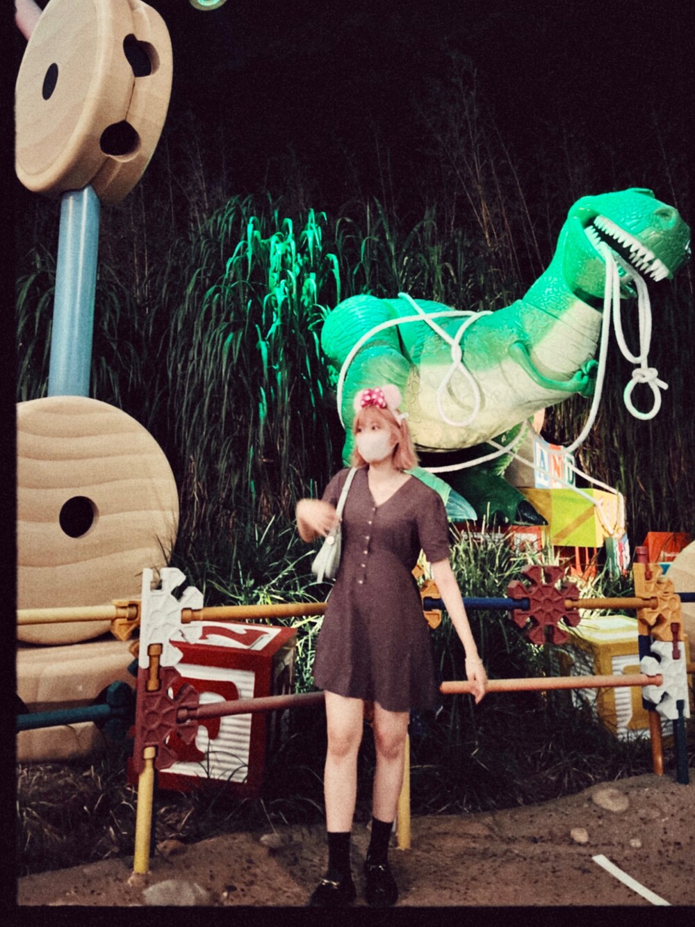 グリーン系のショルダーバッグ、ブラック系のドレスシューズを着用したレディースの秋コーディネートの2枚目の写真