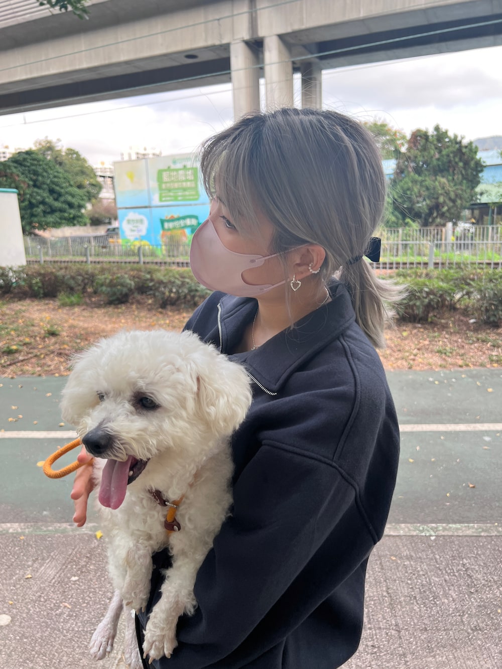 ブルー系のパーカー、ホワイト系のスニーカー、ホワイト系のショルダーバッグを着用したレディースの冬コーディネートの4枚目の写真