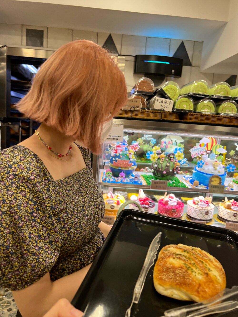 ブラック系のトップスを着用したレディースの秋コーディネートの3枚目の写真