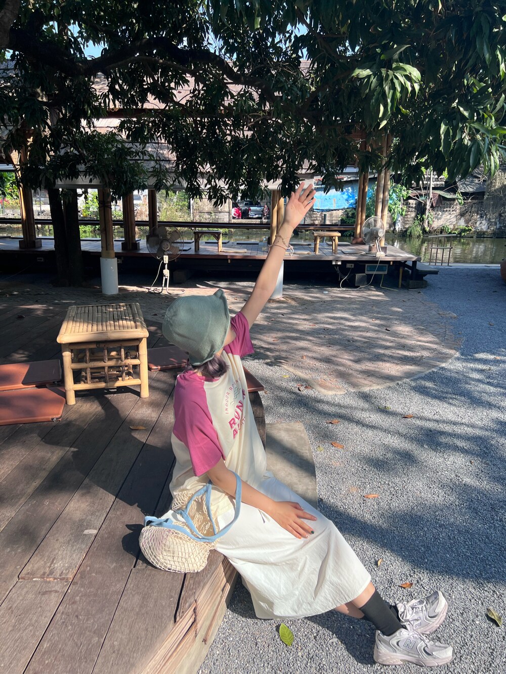 ホワイト系のスニーカーを着用したレディースの冬コーディネートの4枚目の写真