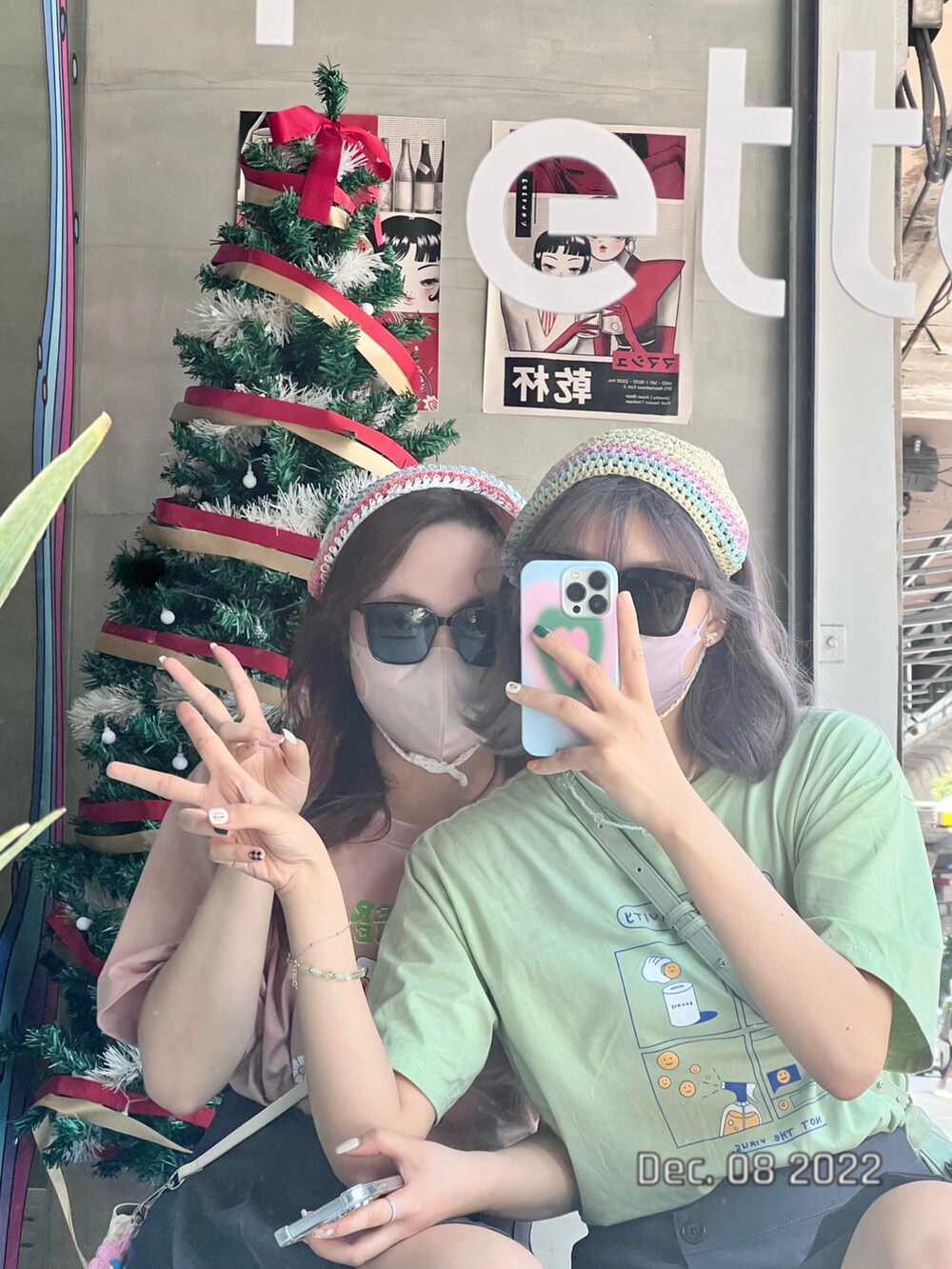 ブラック系のドレスシューズを着用したレディースの冬コーディネートの2枚目の写真