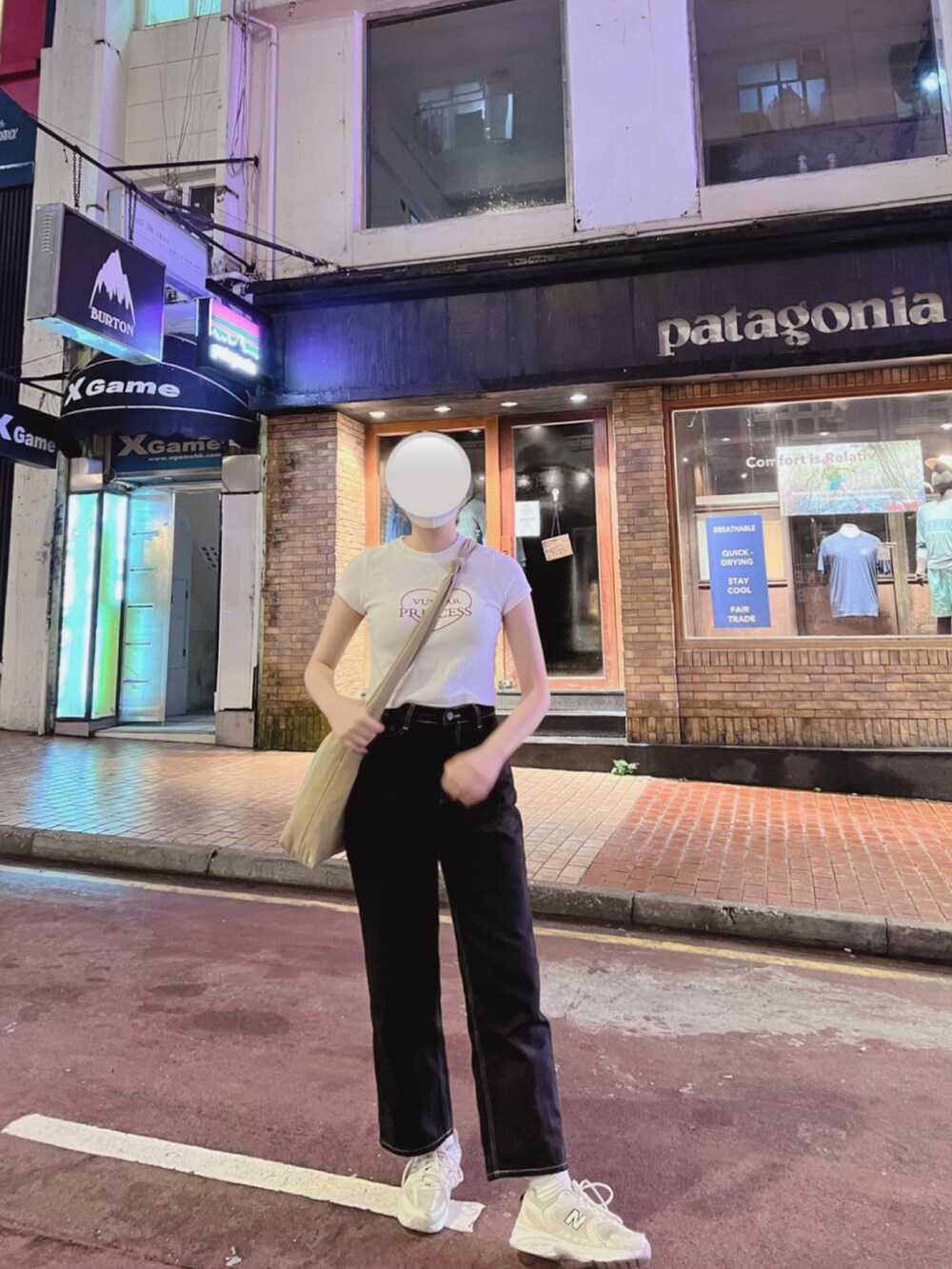 グリーン系のショルダーバッグ、ベージュ系のスニーカーを着用したレディースの夏コーディネートの2枚目の写真