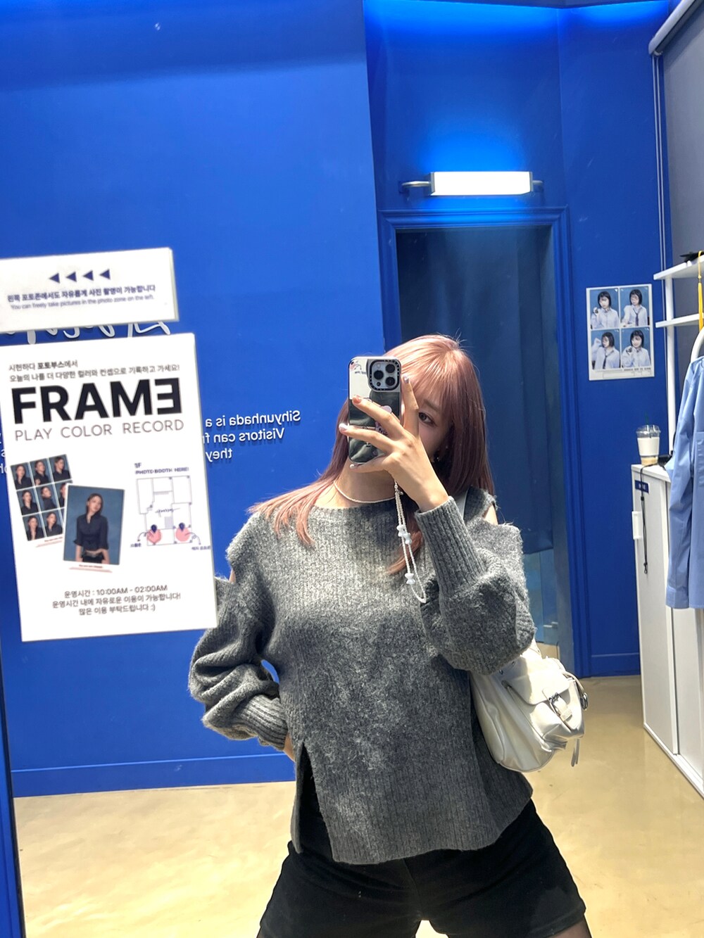 グレー系のニット/セーターを着用したレディースの秋コーディネートの3枚目の写真