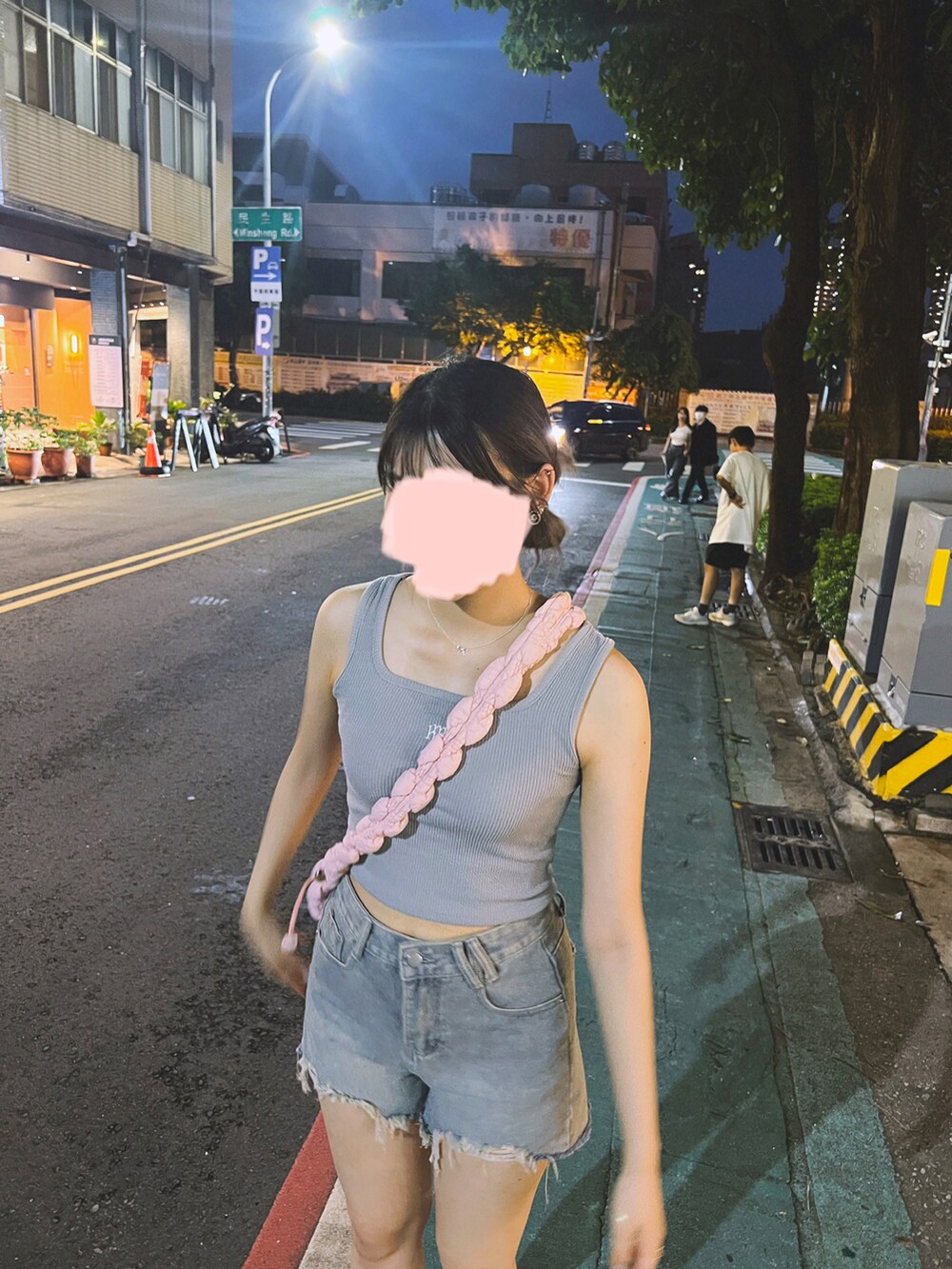 ブルー系のキャミソール、シルバー系のスニーカーを着用したレディースの夏コーディネートの3枚目の写真