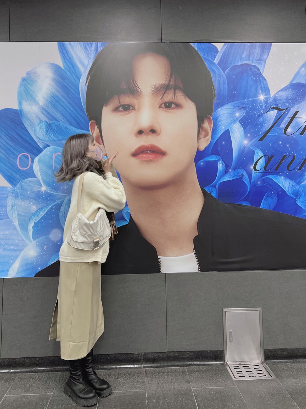 ホワイト系のショルダーバッグを着用したレディースの冬コーディネートの2枚目の写真