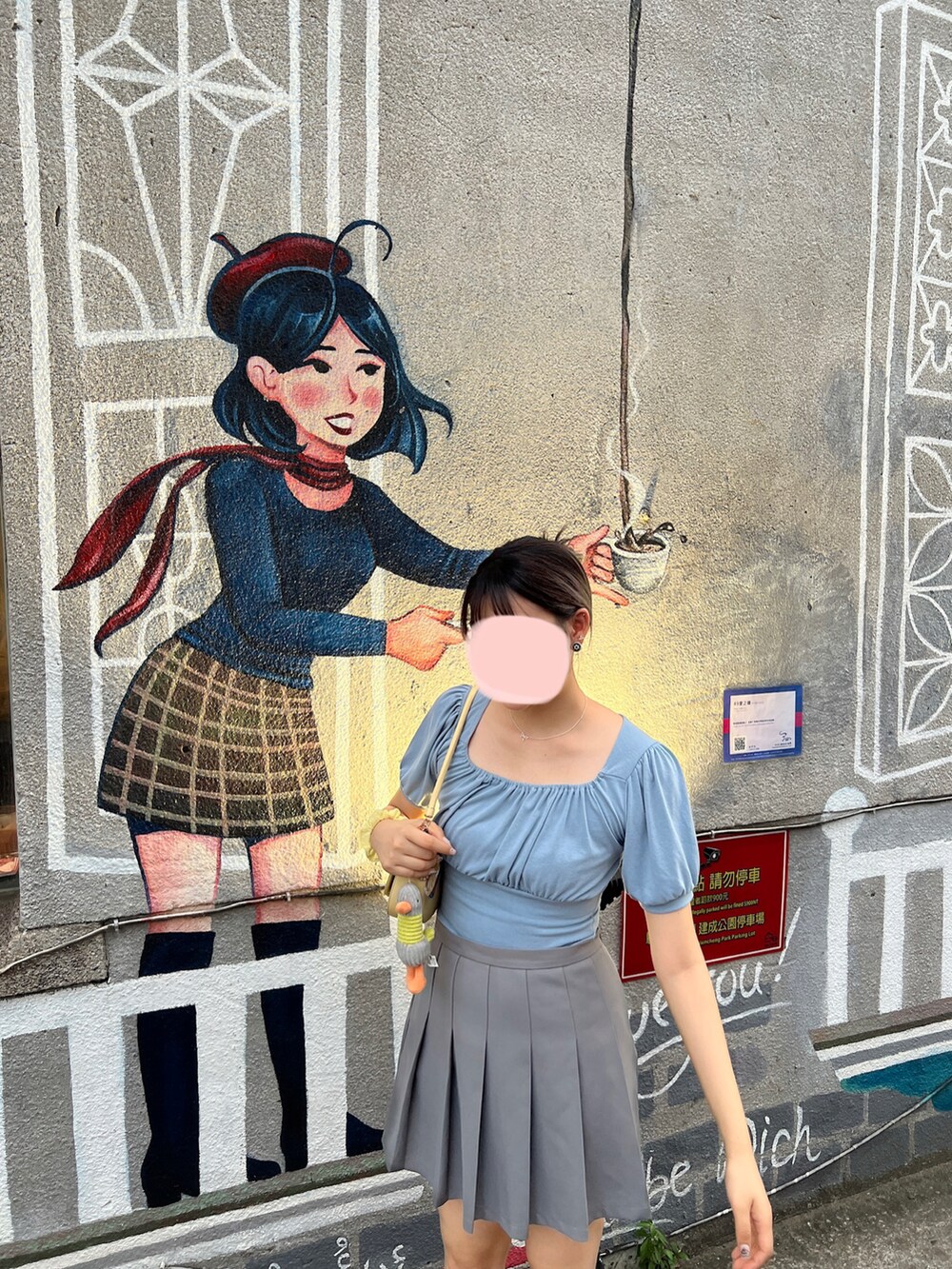 グレー系のスカート、ブルー系のトップスを着用したレディースの夏コーディネートの2枚目の写真