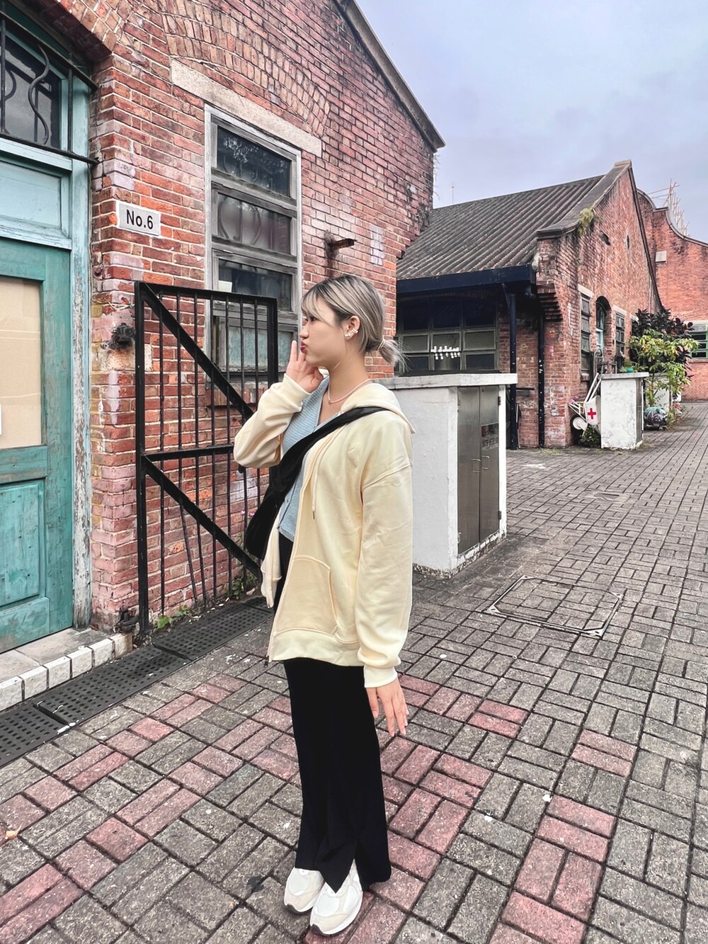 グレー系のスニーカーを着用したレディースの春コーディネートの3枚目の写真