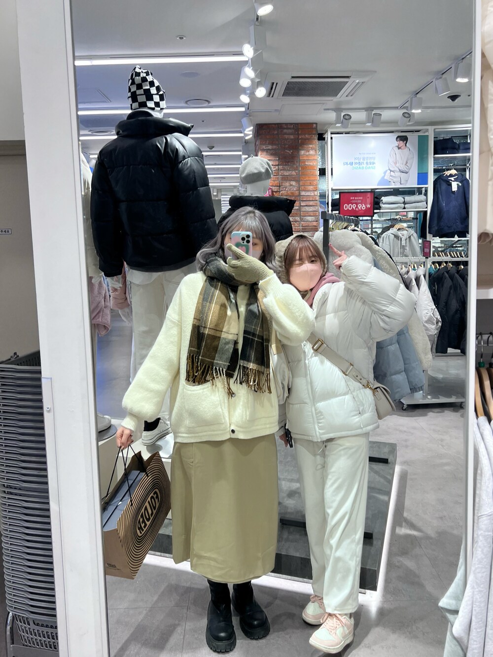 ホワイト系のショルダーバッグを着用したレディースの冬コーディネートの5枚目の写真