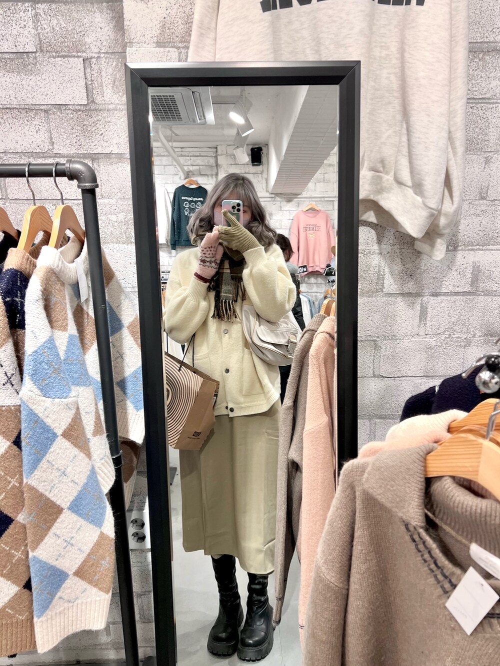 ホワイト系のショルダーバッグを着用したレディースの冬コーディネートの4枚目の写真