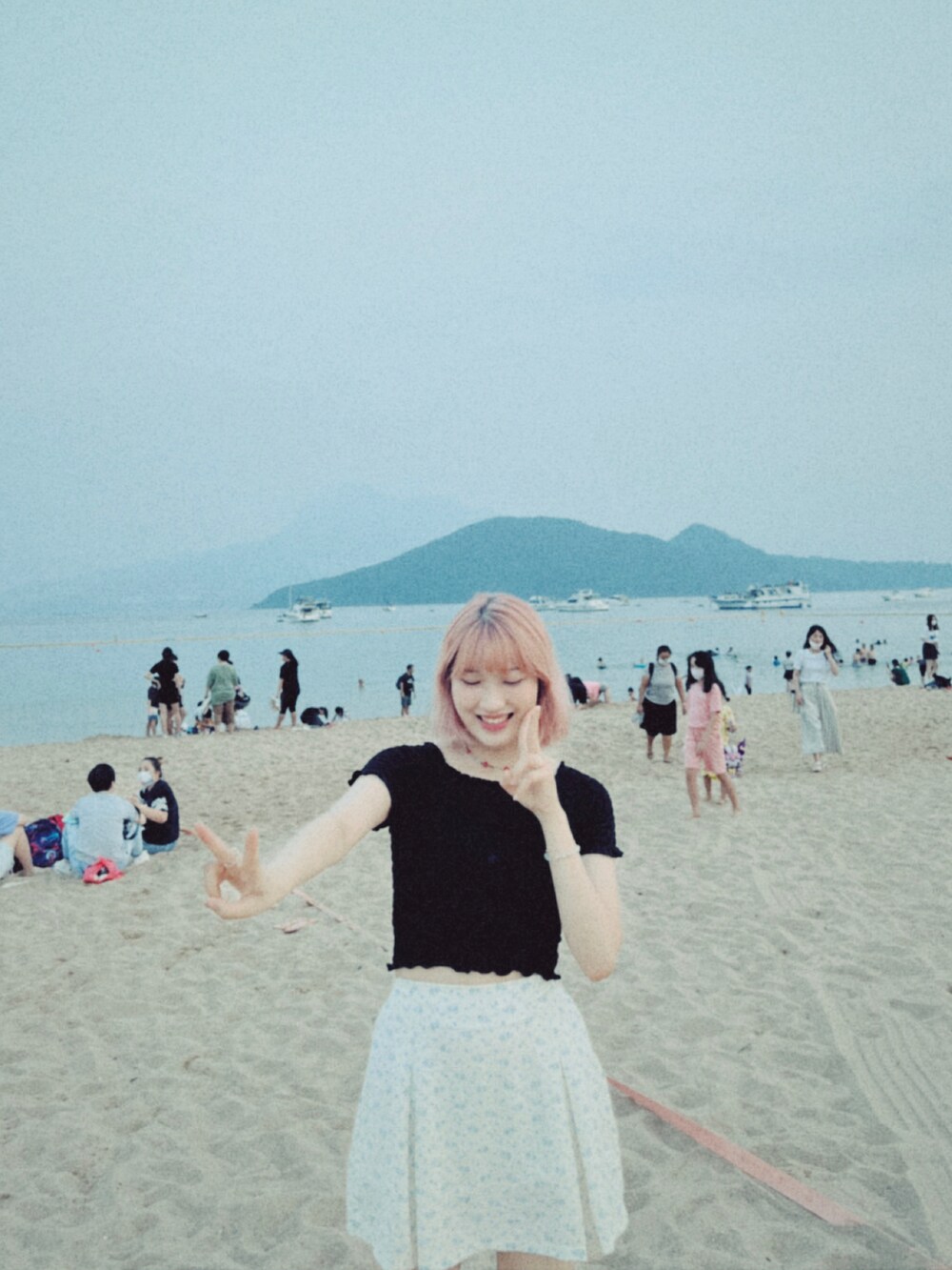 グリーン系のショルダーバッグ、ブラック系のトップスを着用したレディースの秋コーディネートの3枚目の写真