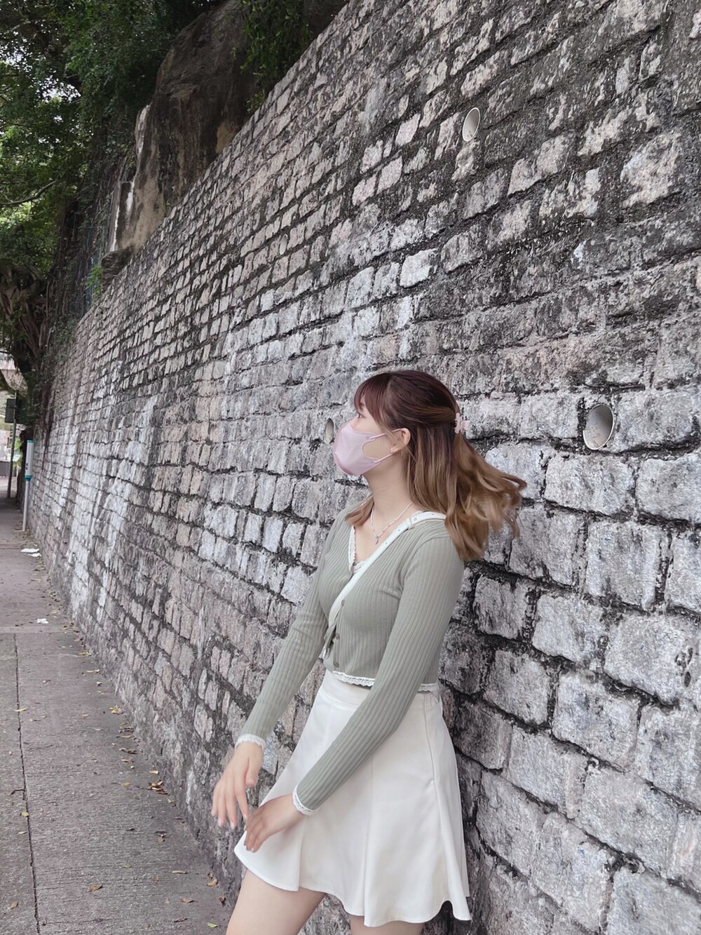 ブラック系のドレスシューズを着用したレディースの夏コーディネートの3枚目の写真