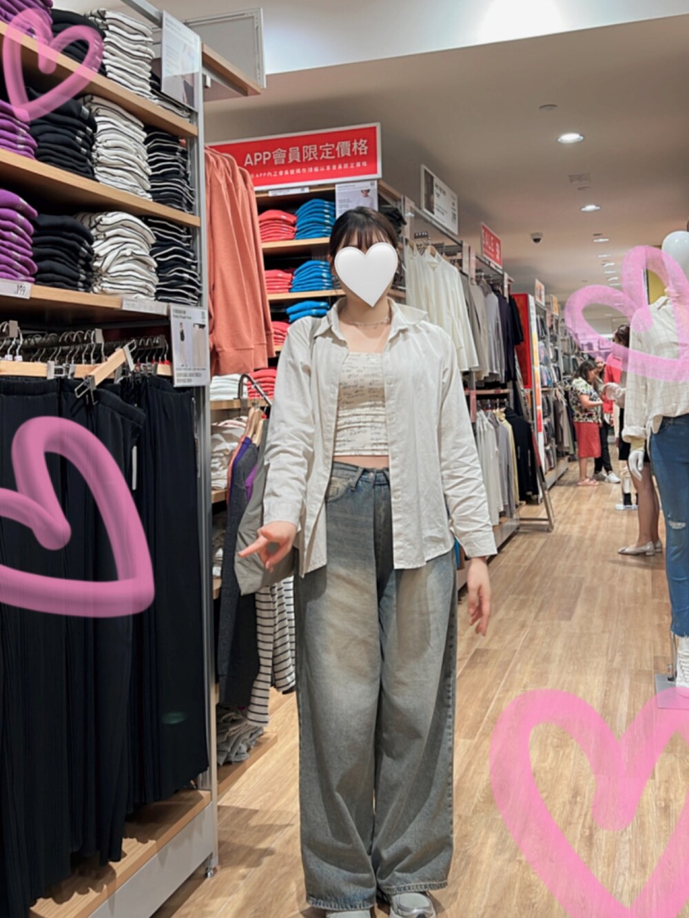 ブルー系のデニムパンツ、シルバー系のスニーカーを着用したレディースの秋コーディネートの3枚目の写真