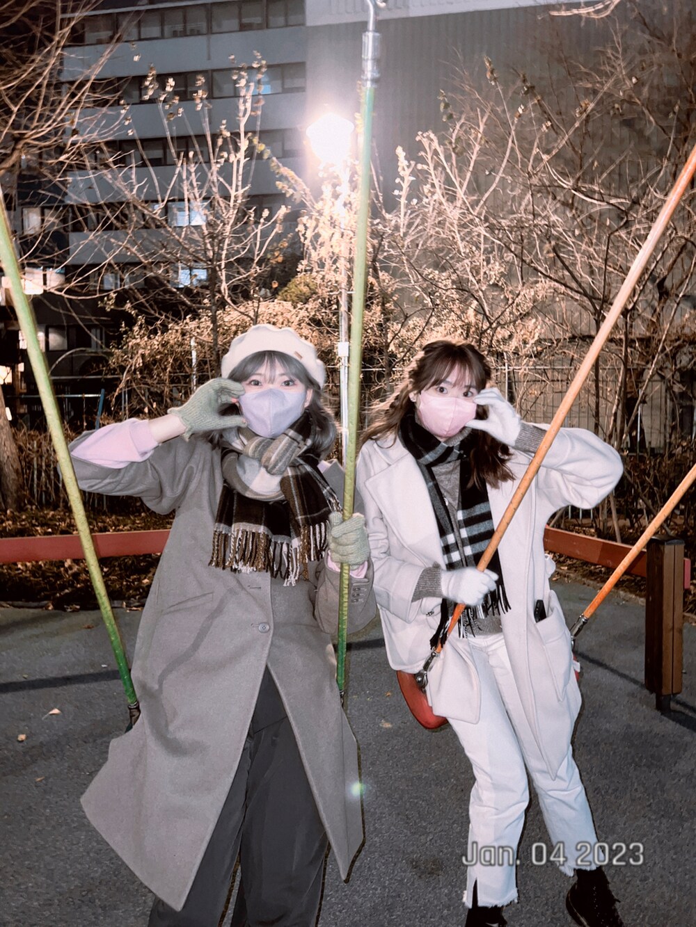 グレー系のノーカラーコートを着用したレディースの冬コーディネートの4枚目の写真