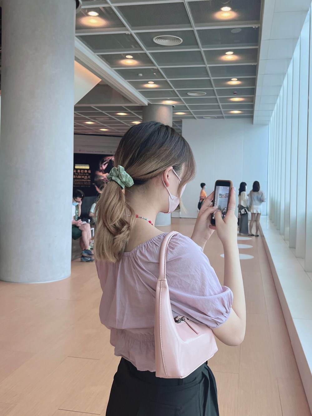 ホワイト系のスニーカー、ピンク系のトップスを着用したレディースの夏コーディネートの3枚目の写真