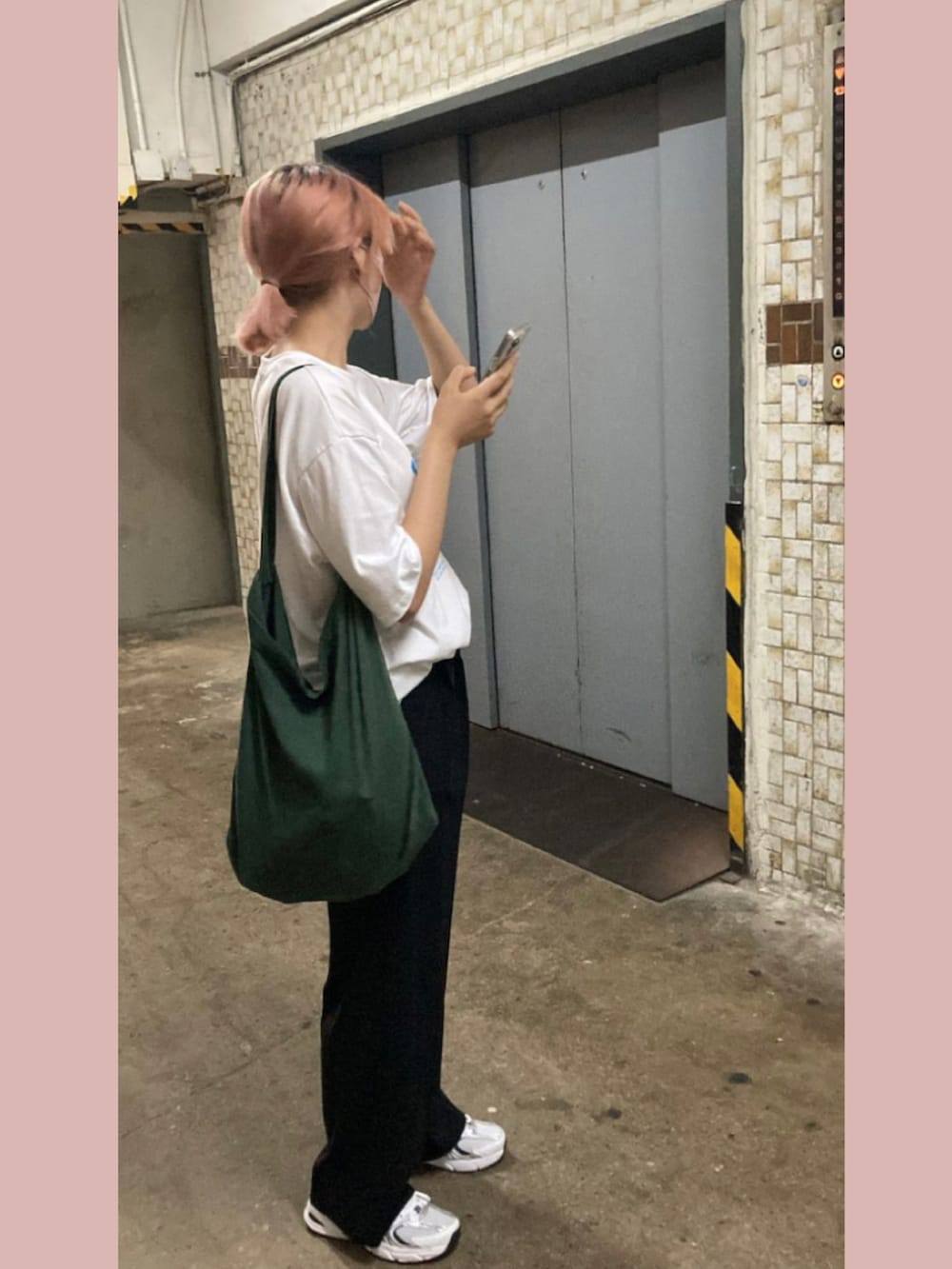 ホワイト系のスニーカーを着用したレディースの秋コーディネートの2枚目の写真