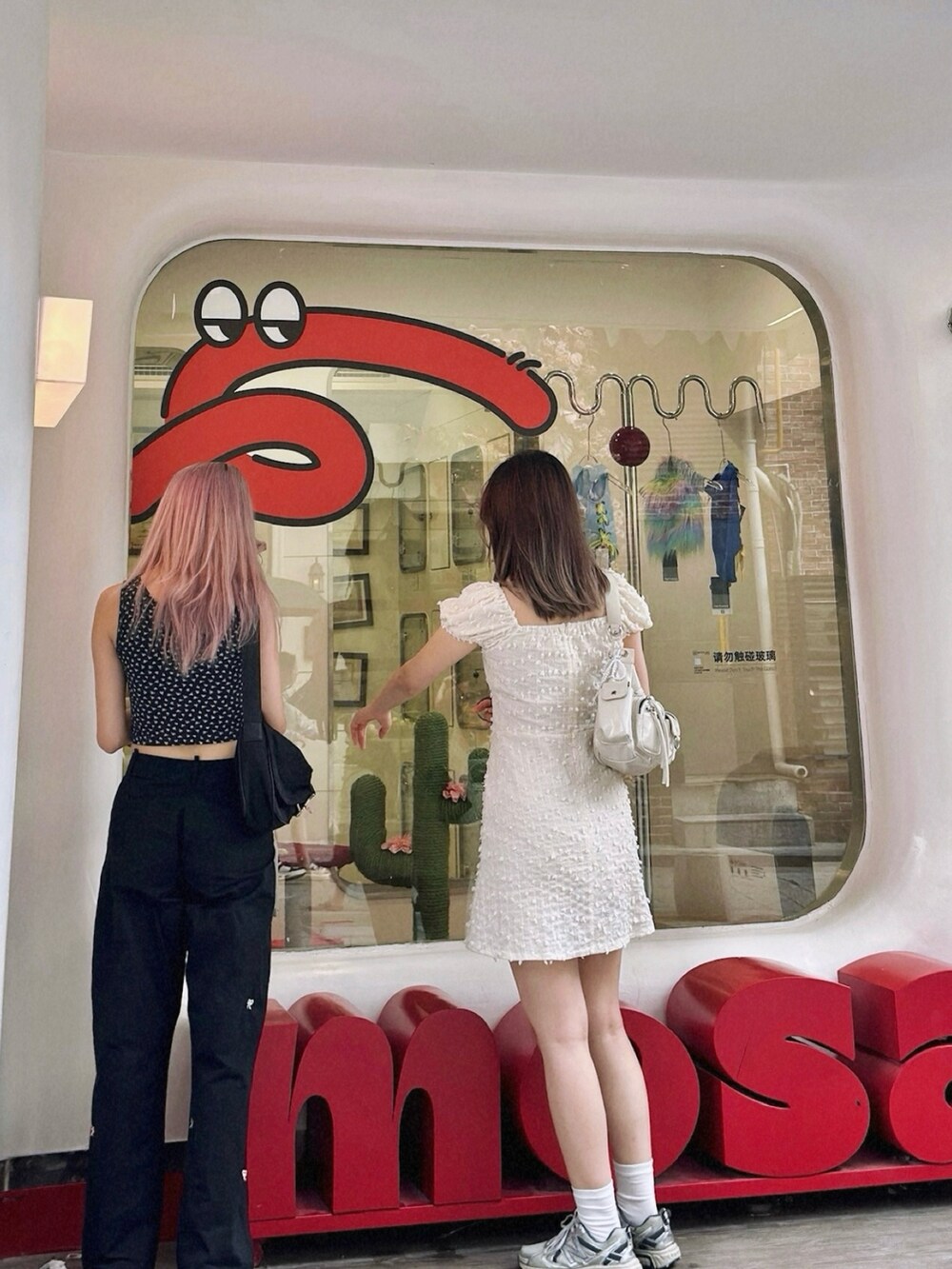 ベージュ系のワンピース、シルバー系のスニーカーを着用したレディースの夏コーディネートの2枚目の写真