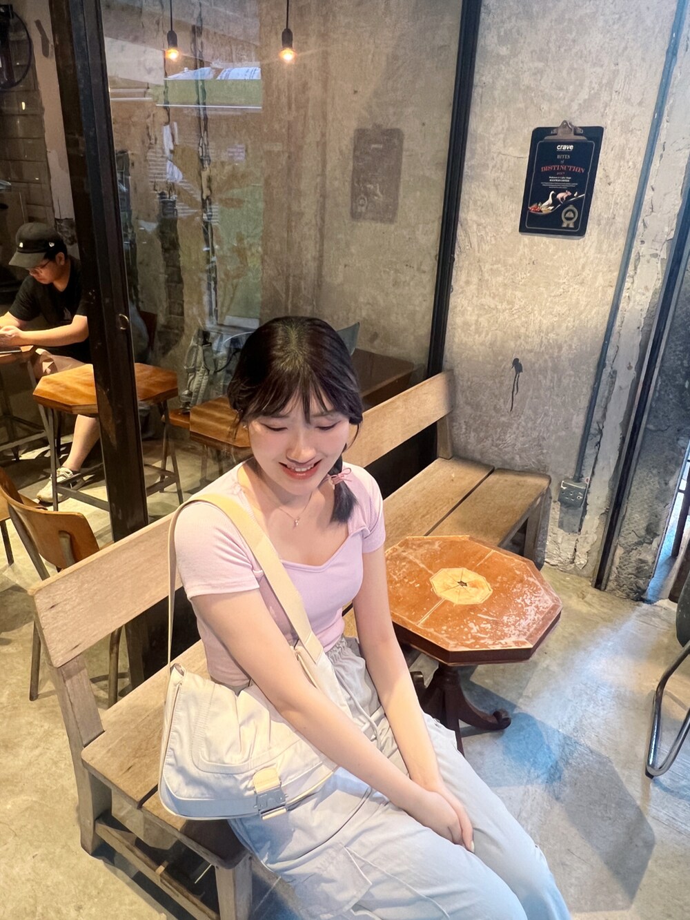 ベージュ系のニット/セーター、ホワイト系のショルダーバッグを着用したレディースの夏コーディネートの3枚目の写真