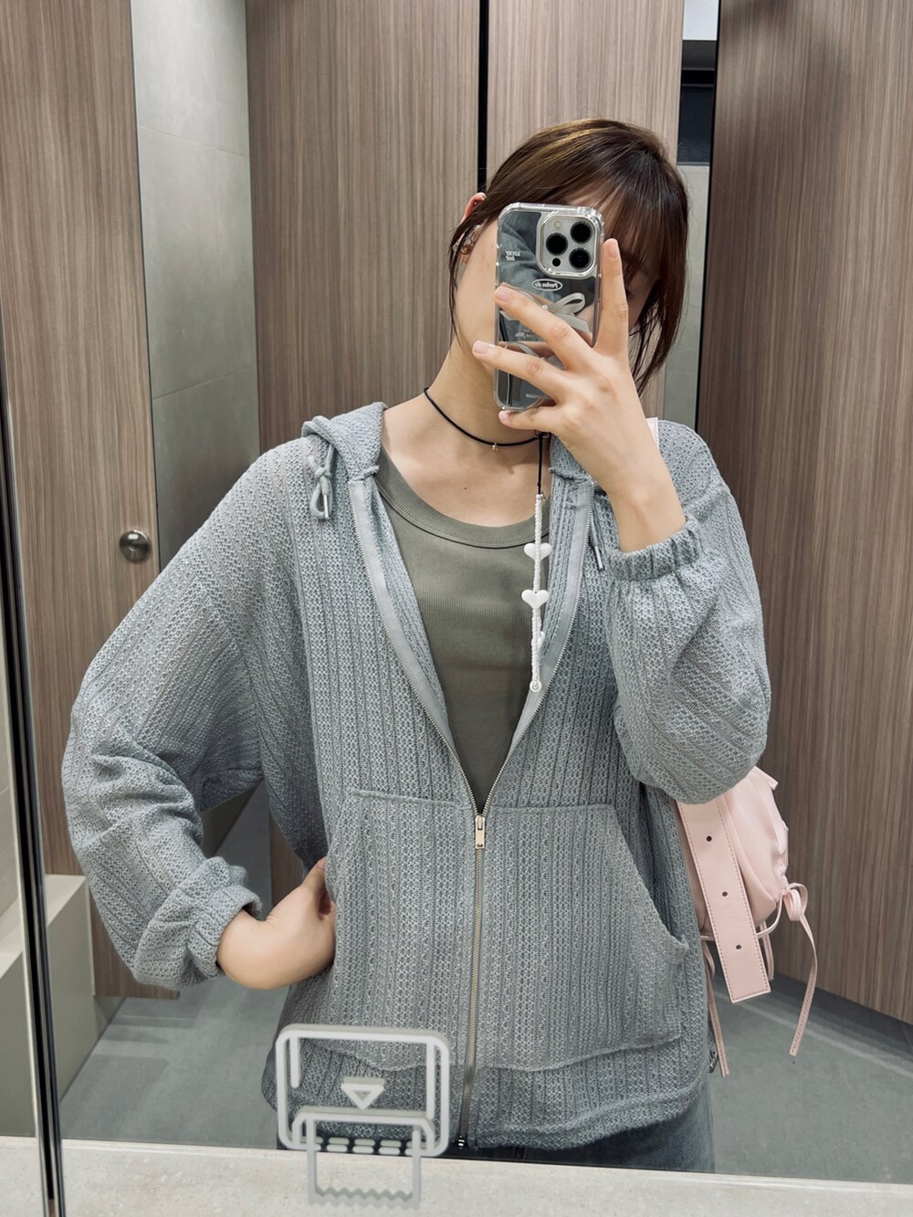 ベージュ系のスニーカーを着用したレディースの春コーディネートの3枚目の写真