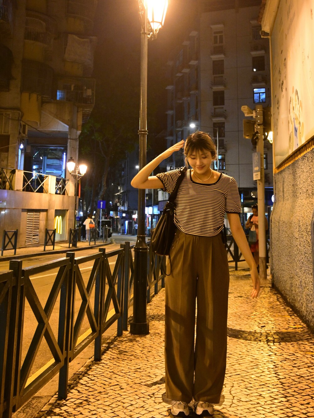 ホワイト系のスニーカーを着用したレディースの春コーディネートの2枚目の写真