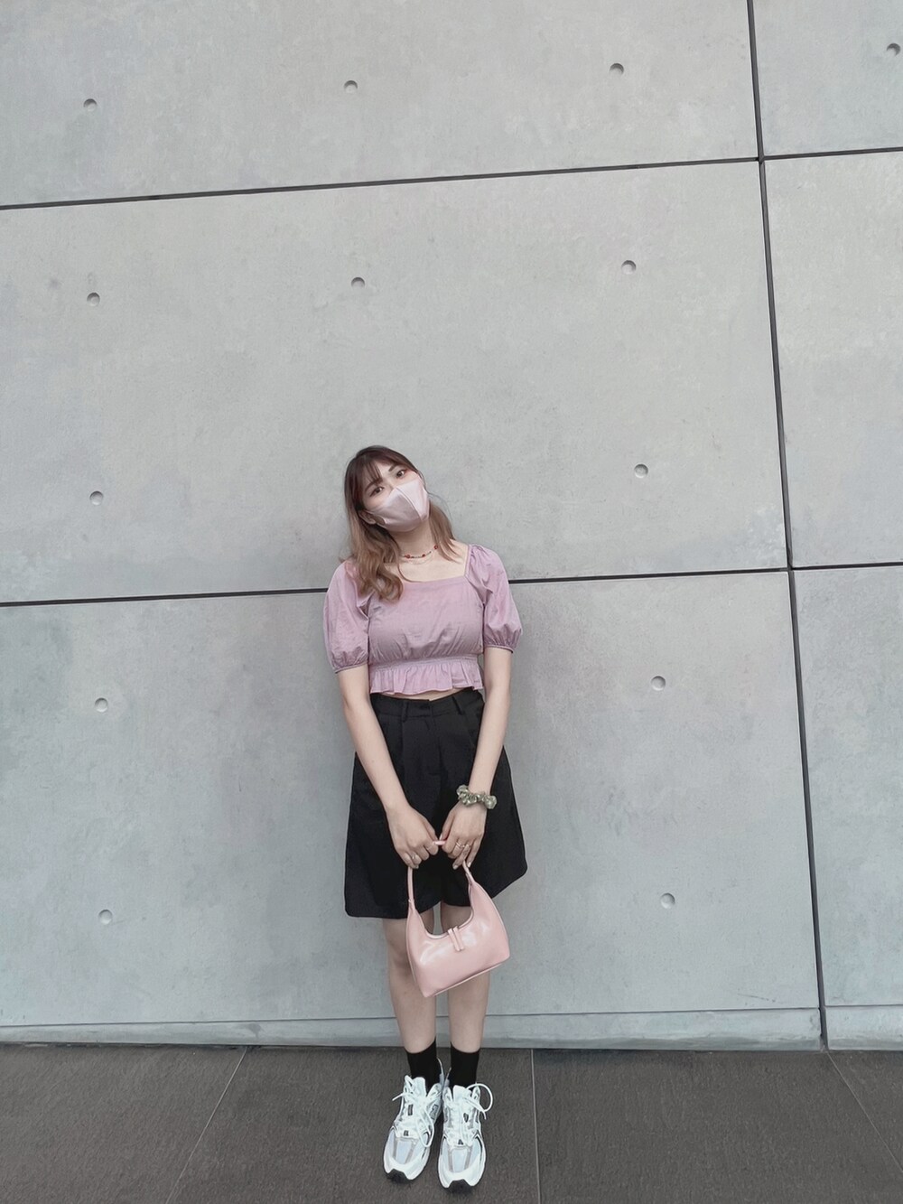 ホワイト系のスニーカー、ピンク系のトップスを着用したレディースの夏コーディネートの2枚目の写真