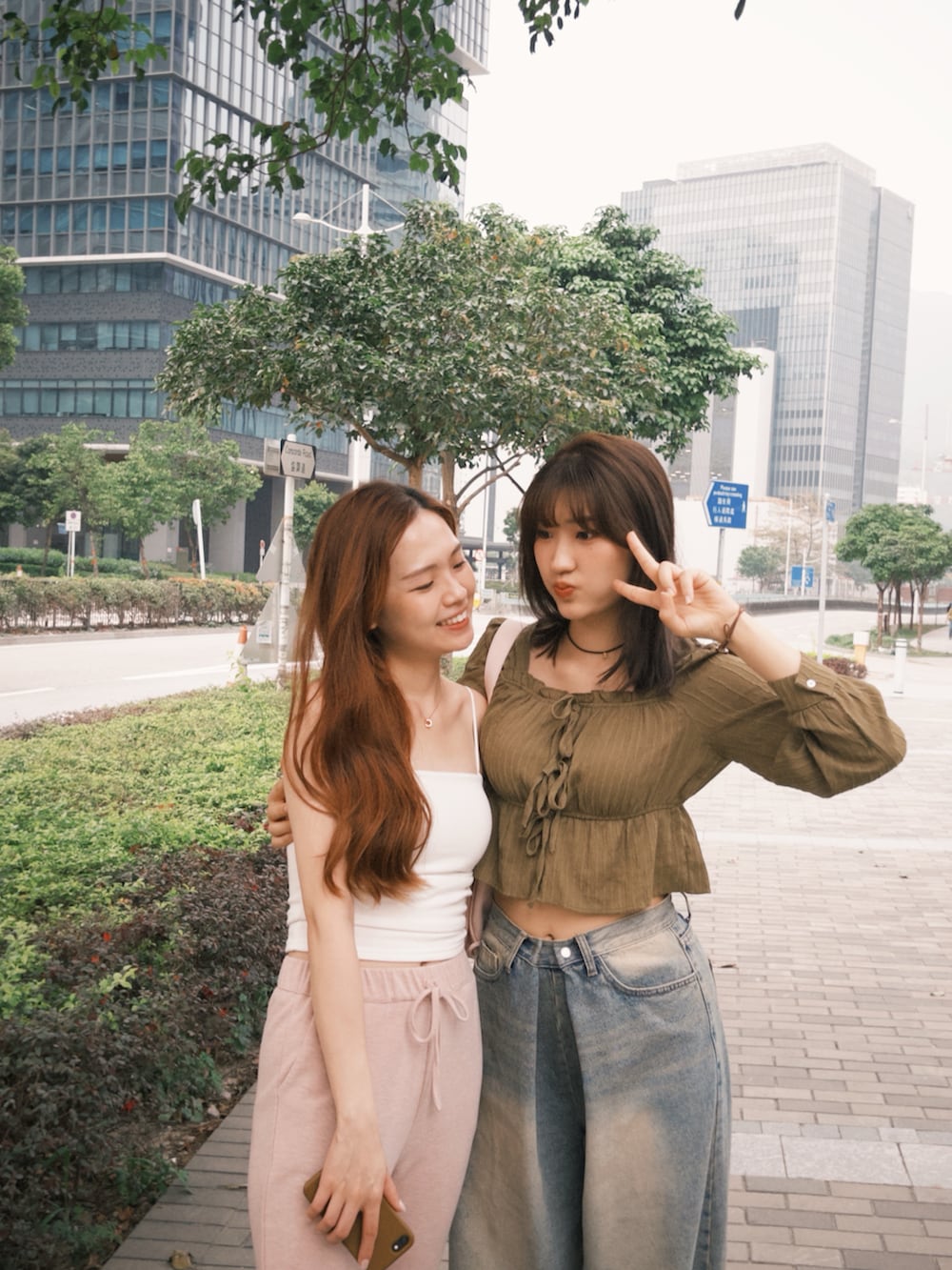 シルバー系のスニーカー、ブルー系のデニムパンツ、ピンク系のTシャツ/カットソーを着用したレディースの春コーディネートの3枚目の写真